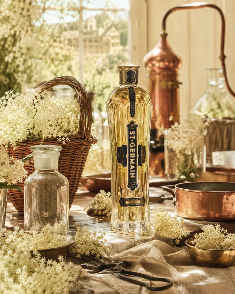 St-Germain Flasche mit Holunderblüten und Kupfer-Destille