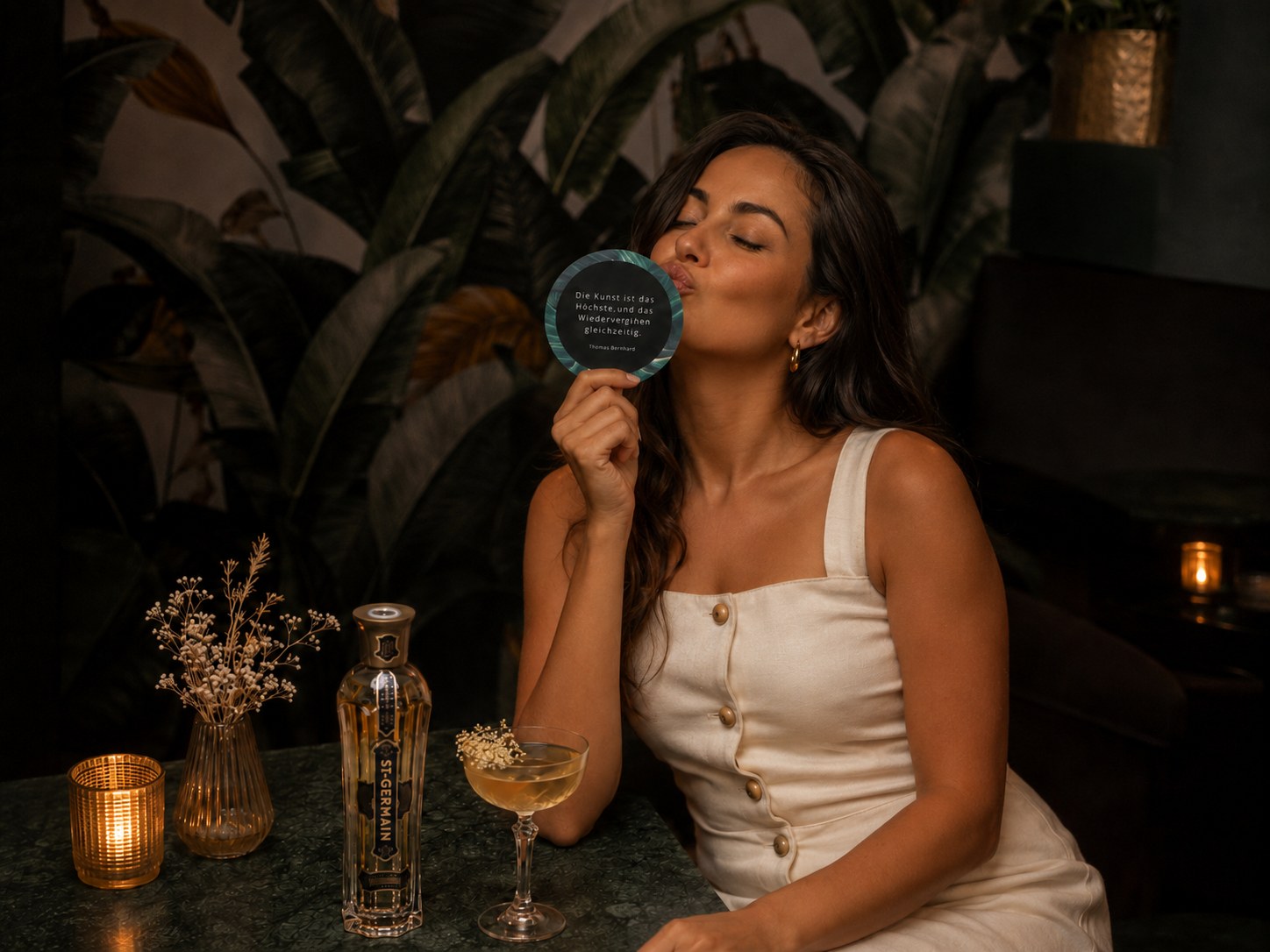 Gast genießt einen St-Germain Cocktail in der Bestens Bar